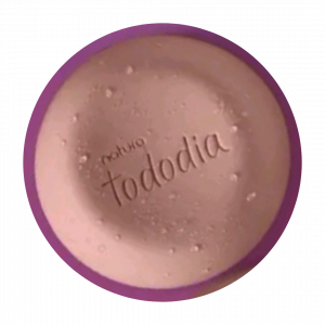 Savon Natura Roma et Fleur de Mûre 90g – Une combinaison envoûtante de parfum floral et de douceur pour la peau Ce savon associe la richesse aromatique de la fleur de mûre à la sophistication des notes de romã (grenade). Il offre un nettoyage doux et une hydratation équilibrée, laissant votre peau délicatement parfumée et irrésistiblement douce. Sa formule végétale enrichie en extraits naturels nettoie en profondeur sans agresser la barrière naturelle de la peau. Le parfum raffiné, avec une touche fruitée et florale, transforme chaque bain en un moment de soin et de bien-être. La grenade est reconnue pour ses propriétés antioxydantes, tandis que la fleur de mûre apporte une douceur apaisante, idéale pour tous les types de peau. Utilisé quotidiennement, ce savon laisse une sensation de fraîcheur durable, un parfum unique et une peau soyeuse. Il est parfait pour un rituel matinal énergisant ou pour un moment relaxant en fin de journée. Sa formule biodégradable reflète l'engagement de Natura pour un soin respectueux de la peau et de l'environnement. Pour compléter votre routine, essayez le Savon Natura Ekos Castanha 100g, idéal pour une hydratation intense et un parfum chaleureux. Ingrédients clés et bienfaits : Ingrédient Bienfait Extrait de romã Propriétés antioxydantes et tonifiantes Fleur de mûre Apporte douceur et hydratation Base végétale Nettoie en douceur Ce savon est parfait pour ceux qui recherchent un soin quotidien alliant fraîcheur, douceur et élégance. Faites de votre bain un moment unique avec le Savon Natura Roma et Fleur de Mûre. Pour en savoir plus sur les bienfaits des fruits et fleurs en cosmétique, visitez cet article spécialisé. Tags : savon Natura, romã, fleur de mûre, soin hydratant, peau douce, parfum floral, savon végétal, savon écologique, hygiène quotidienne, Mercado do Brasil