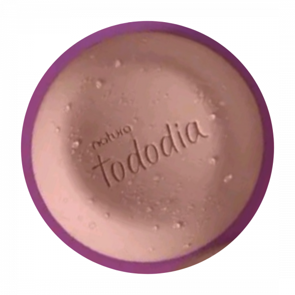 Savon Natura Roma et Fleur de Mûre 90g – Une combinaison envoûtante de parfum floral et de douceur pour la peau Ce savon associe la richesse aromatique de la fleur de mûre à la sophistication des notes de romã (grenade). Il offre un nettoyage doux et une hydratation équilibrée, laissant votre peau délicatement parfumée et irrésistiblement douce. Sa formule végétale enrichie en extraits naturels nettoie en profondeur sans agresser la barrière naturelle de la peau. Le parfum raffiné, avec une touche fruitée et florale, transforme chaque bain en un moment de soin et de bien-être. La grenade est reconnue pour ses propriétés antioxydantes, tandis que la fleur de mûre apporte une douceur apaisante, idéale pour tous les types de peau. Utilisé quotidiennement, ce savon laisse une sensation de fraîcheur durable, un parfum unique et une peau soyeuse. Il est parfait pour un rituel matinal énergisant ou pour un moment relaxant en fin de journée. Sa formule biodégradable reflète l'engagement de Natura pour un soin respectueux de la peau et de l'environnement. Pour compléter votre routine, essayez le Savon Natura Ekos Castanha 100g, idéal pour une hydratation intense et un parfum chaleureux. Ingrédients clés et bienfaits : Ingrédient Bienfait Extrait de romã Propriétés antioxydantes et tonifiantes Fleur de mûre Apporte douceur et hydratation Base végétale Nettoie en douceur Ce savon est parfait pour ceux qui recherchent un soin quotidien alliant fraîcheur, douceur et élégance. Faites de votre bain un moment unique avec le Savon Natura Roma et Fleur de Mûre. Pour en savoir plus sur les bienfaits des fruits et fleurs en cosmétique, visitez cet article spécialisé. Tags : savon Natura, romã, fleur de mûre, soin hydratant, peau douce, parfum floral, savon végétal, savon écologique, hygiène quotidienne, Mercado do Brasil